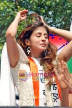 Urmila Matondkar campaigns for Sachin Ahir in Worli, Mumbai on 11th Oct 2009 (27).JPG